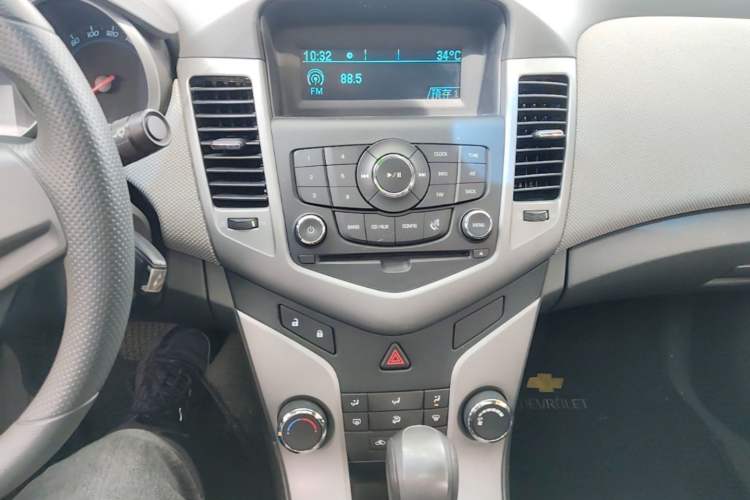 Used Chevrolet Cruze 2013 1.6L SE AT Audio And AC Panel