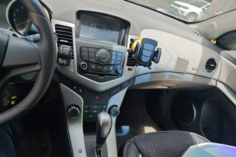 Used Chevrolet Cruze 2013 1.8L SE AT Audio And AC Panel