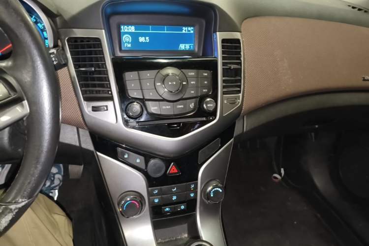 Used Chevrolet Cruze 2013 Hatchback 1.6L Manual Luxury Model Audio And AC Panel