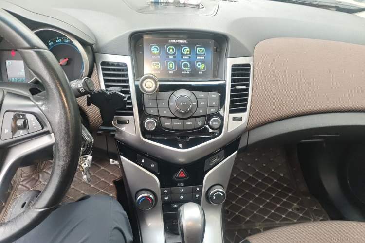 Used Chevrolet Cruze 2013 Hatchback 1.6L Automatic Luxury Model Audio And AC Panel