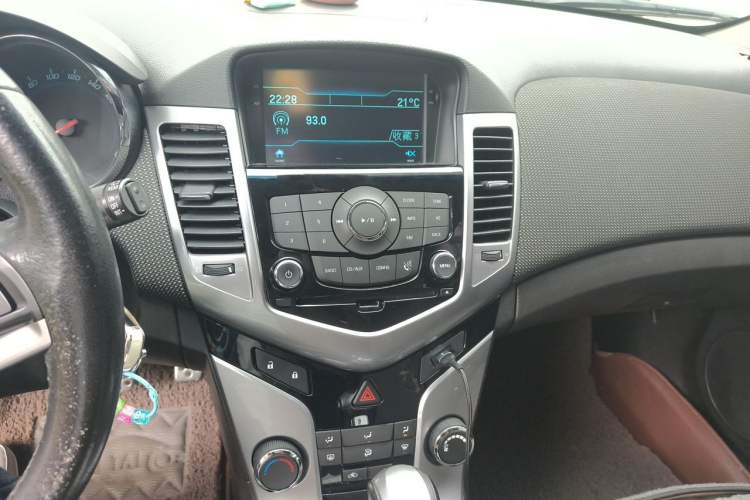 Used Chevrolet Cruze 2013 Hatchback 1.6T Automatic Flagship Model Audio And AC Panel