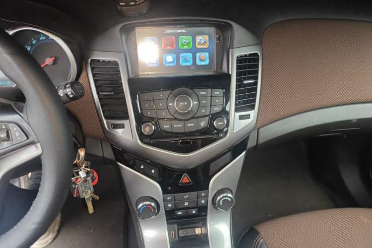 Used Chevrolet Cruze 2013 Hatchback 1.6L Manual Luxury Model Audio And AC Panel