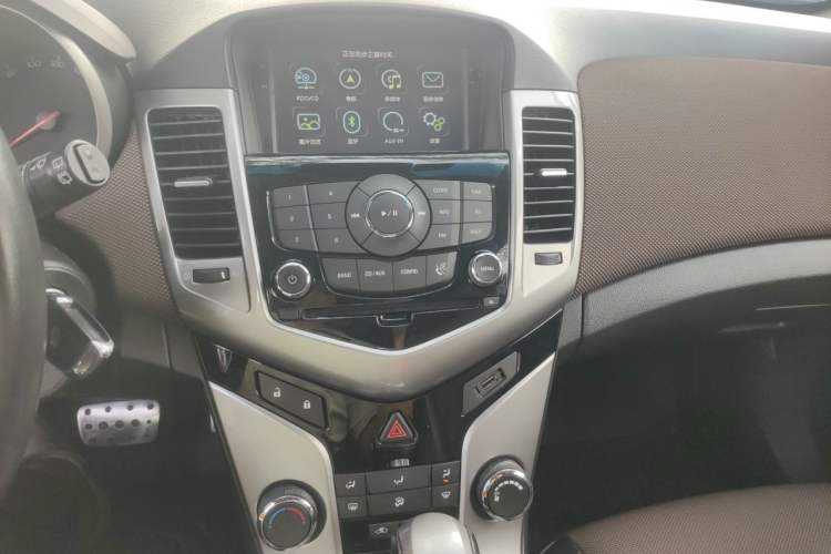Used Chevrolet Cruze 2013 Hatchback 1.6L Automatic Luxury Model Audio And AC Panel