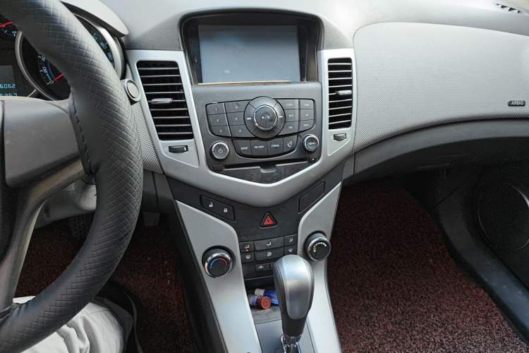 Used Chevrolet Cruze 2013 1.8L SE AT Audio And AC Panel