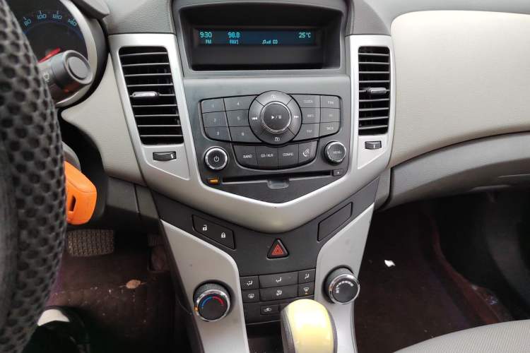 Used Chevrolet Cruze 2013 1.6L SL Grand Edition Automatic Audio And AC Panel