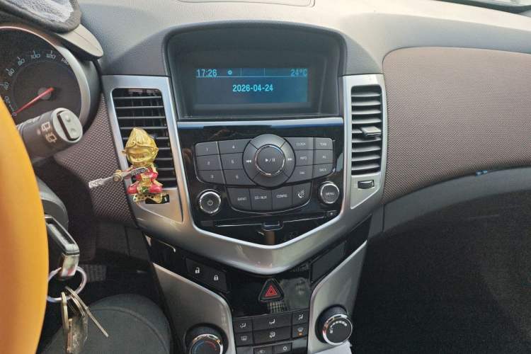 Used Chevrolet Cruze 2013 Hatchback 1.6L Manual Luxury Model Audio And AC Panel