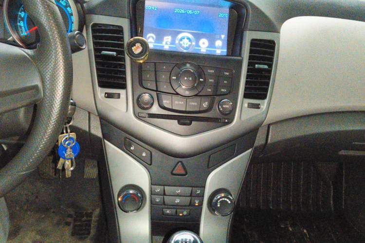 Used Chevrolet Cruze 2013 1.6L SL MT Audio And AC Panel