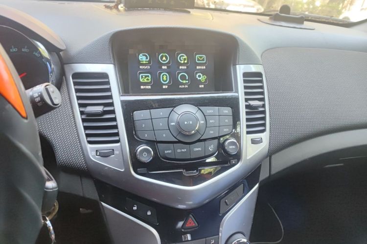 Used Chevrolet Cruze 2013 Hatchback 1.6T Automatic Flagship Model Audio And AC Panel