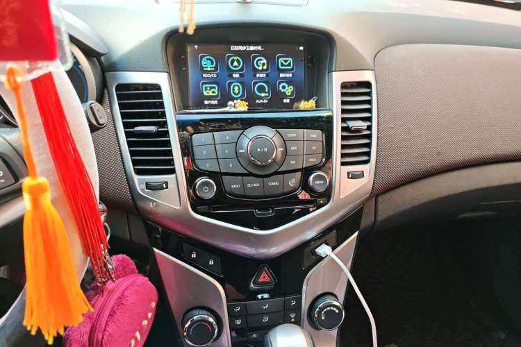 Used Chevrolet Cruze 2013 Hatchback 1.6L Automatic Luxury Model Audio And AC Panel