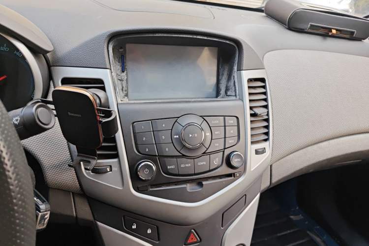 Used Chevrolet Cruze 2013 1.8L SE AT Audio And AC Panel