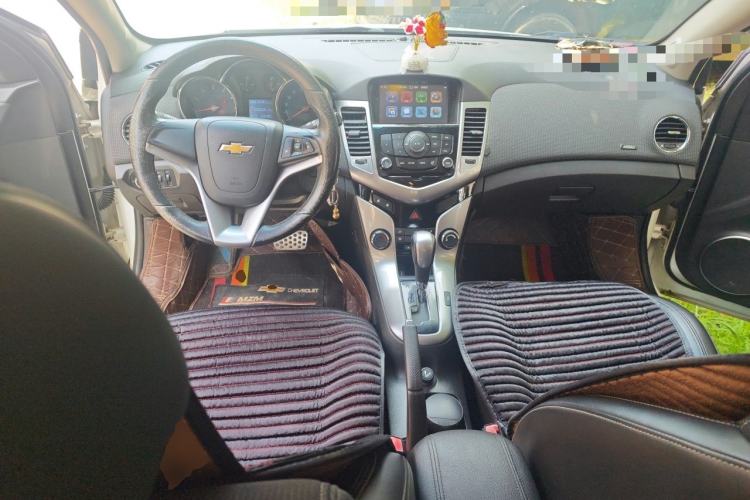 Used Chevrolet Cruze 2013 Hatchback 1.6T Automatic Flagship Model Center Console