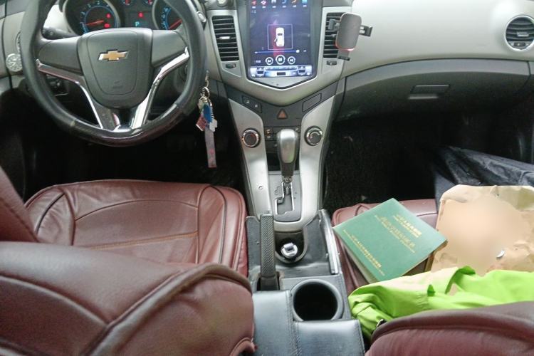 Used Chevrolet Cruze 2013 1.6L SL Sunroof Edition MT Center Console
