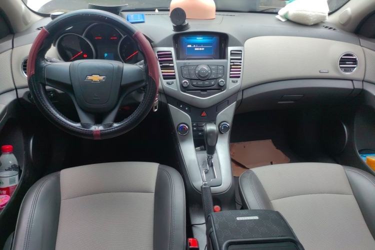Used Chevrolet Cruze 2013 1.8L SE AT Center Console