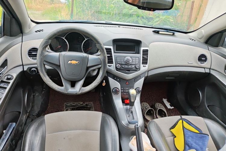Used Chevrolet Cruze 2013 1.8L SE AT Center Console
