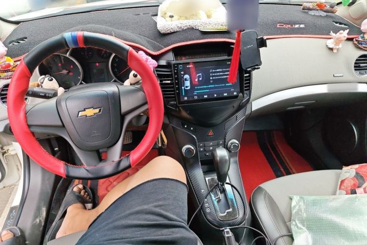 Used Chevrolet Cruze 2013 1.8L SE AT Center Console