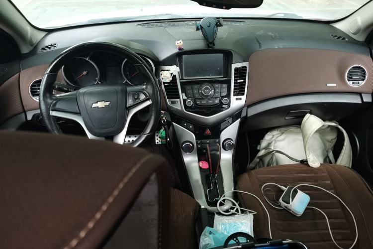 Used Chevrolet Cruze 2013 Hatchback 1.6L Automatic Luxury Model Center Console