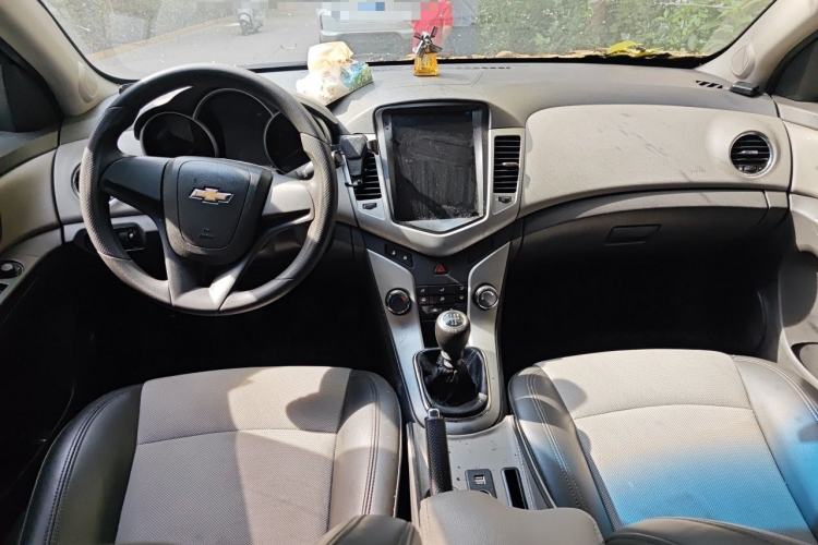 Used Chevrolet Cruze 2013 1.6L SL MT Center Console