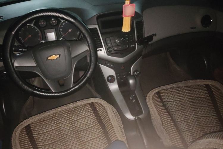 Used Chevrolet Cruze 2013 1.8L SE AT Center Console