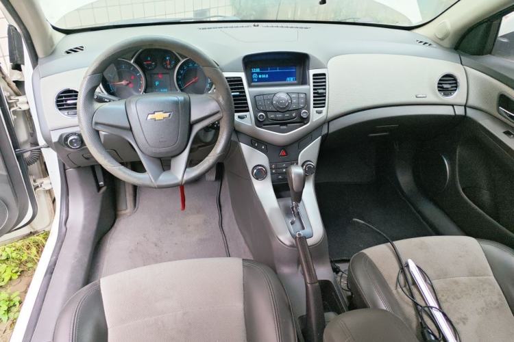 Used Chevrolet Cruze 2013 1.8L SE AT Center Console