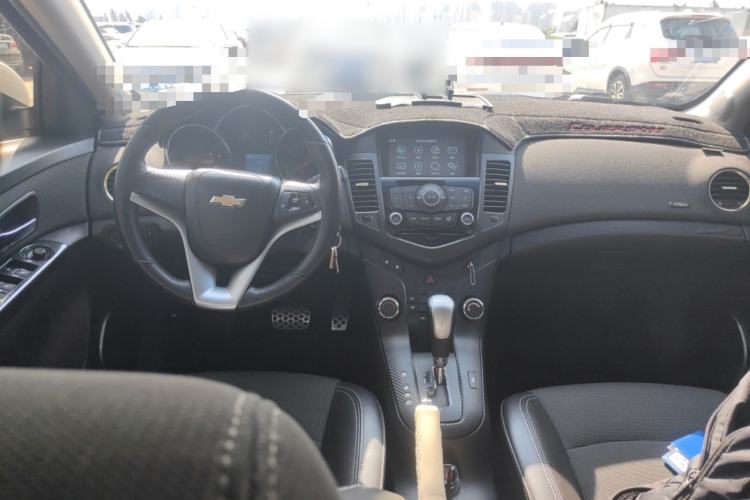 Used Chevrolet Cruze 2013 Hatchback 1.6T Automatic Flagship Model Center Console