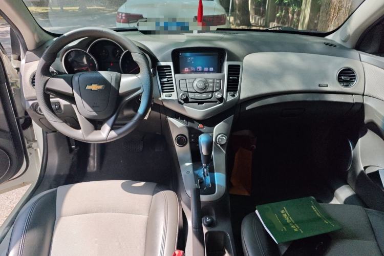 Used Chevrolet Cruze 2013 1.8L SE AT Center Console