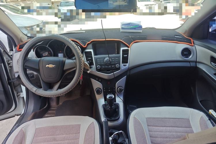 Used Chevrolet Cruze 2013 1.6L SL MT Center Console