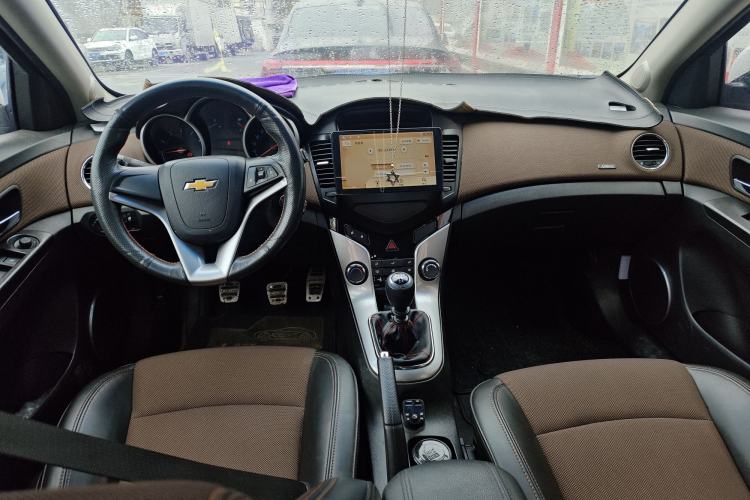 Used Chevrolet Cruze 2013 Hatchback 1.6L Manual Luxury Model Center Console