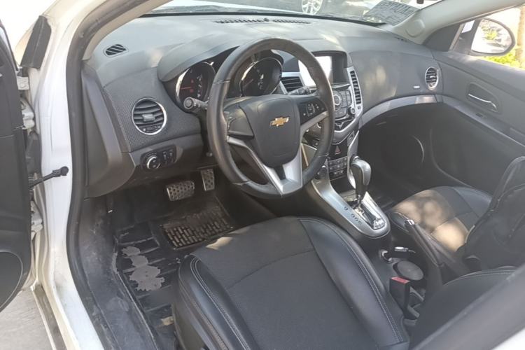 Used Chevrolet Cruze 2013 Hatchback 1.6T Automatic Flagship Model Center Console