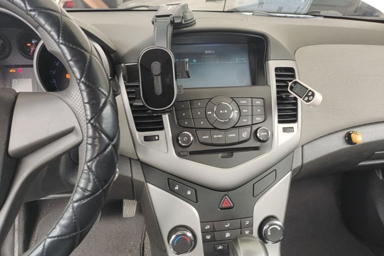 Used Chevrolet Cruze 2013 1.8L SE AT Center Console
