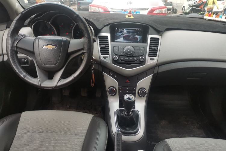 Used Chevrolet Cruze 2013 1.6L SL MT Center Console