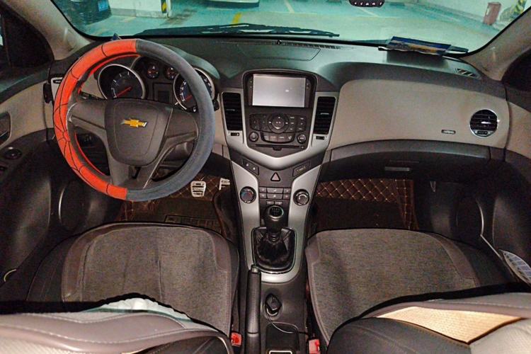 Used Chevrolet Cruze 2013 1.6L SE MT Center Console