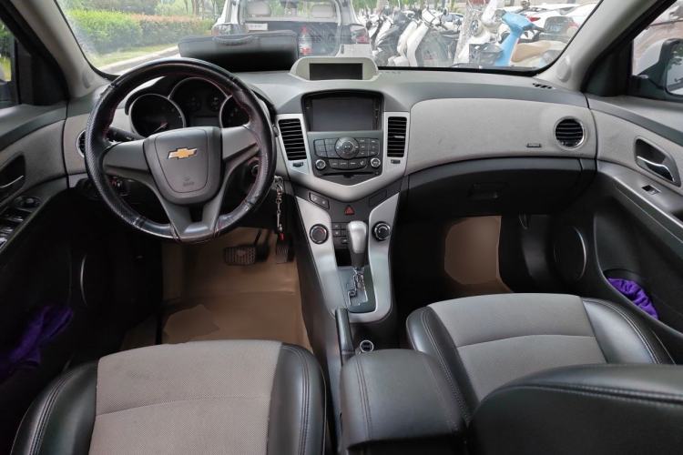 Used Chevrolet Cruze 2013 1.8L SE AT Center Console
