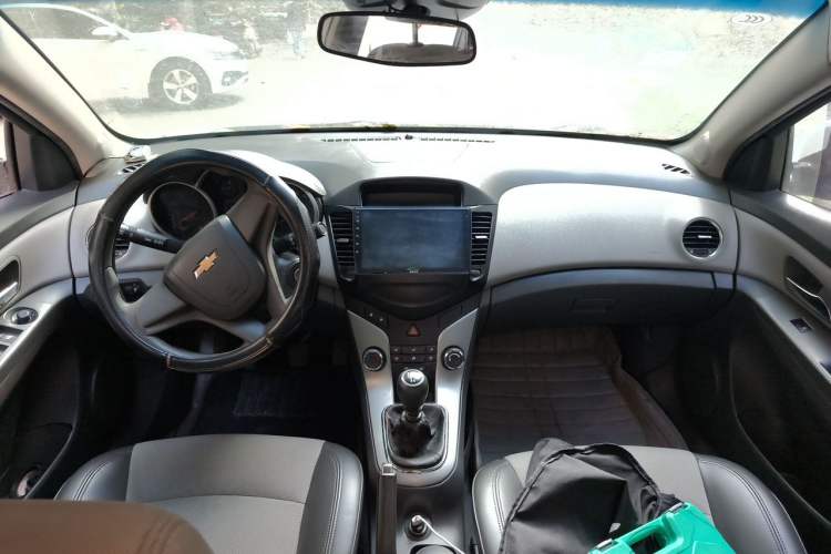 Used Chevrolet Cruze 2013 1.6L SL MT Center Console