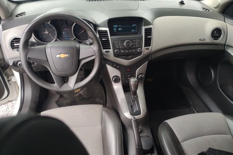 Used Chevrolet Cruze 2013 1.6L SE AT Center Console