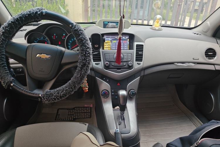 Used Chevrolet Cruze 2013 1.6L SE AT Center Console