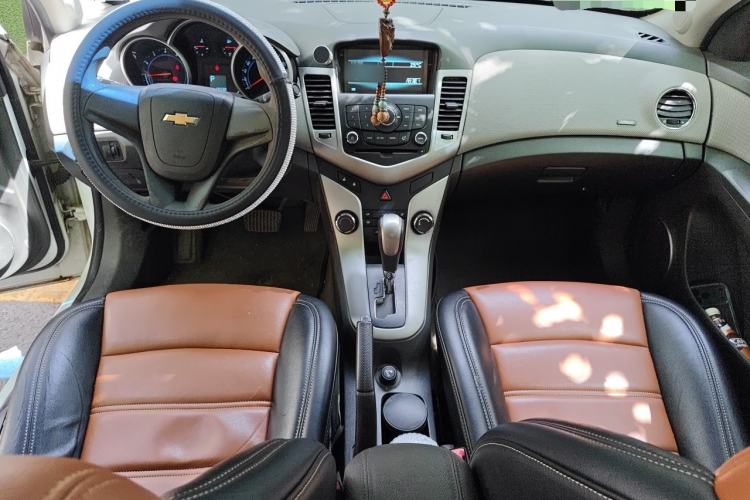 Used Chevrolet Cruze 2013 1.8L SE WTCC Edition AT Center Console