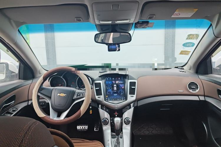 Used Chevrolet Cruze 2013 Hatchback 1.6L Automatic Luxury Model Center Console