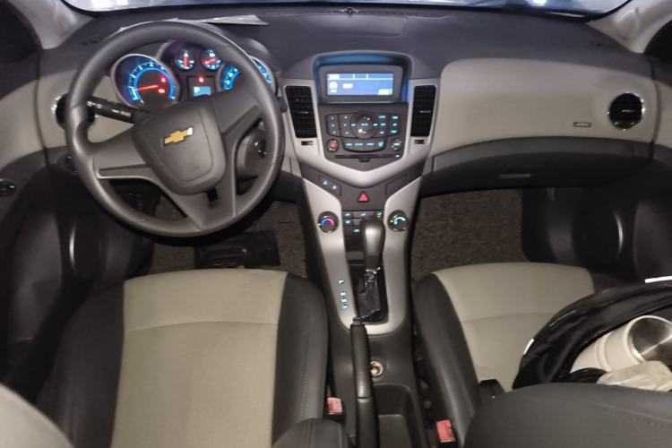 Used Chevrolet Cruze 2013 1.8L SE AT Center Console