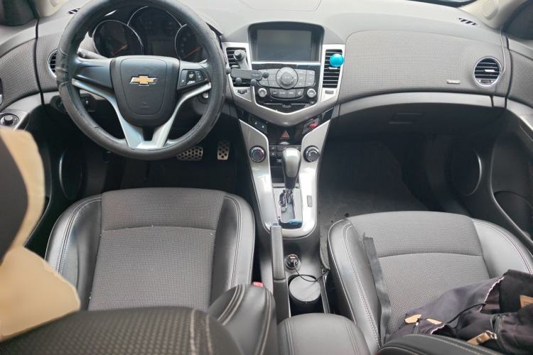 Used Chevrolet Cruze 2013 Hatchback 1.6T Automatic Flagship Model Center Console