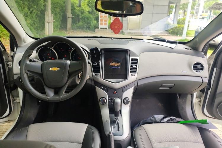 Used Chevrolet Cruze 2013 1.8L SE AT Center Console