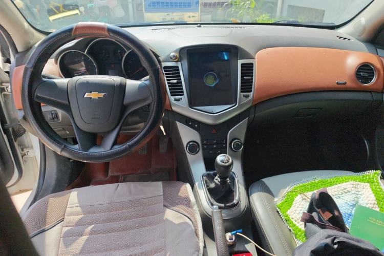 Used Chevrolet Cruze 2013 1.6L SE MT Center Console