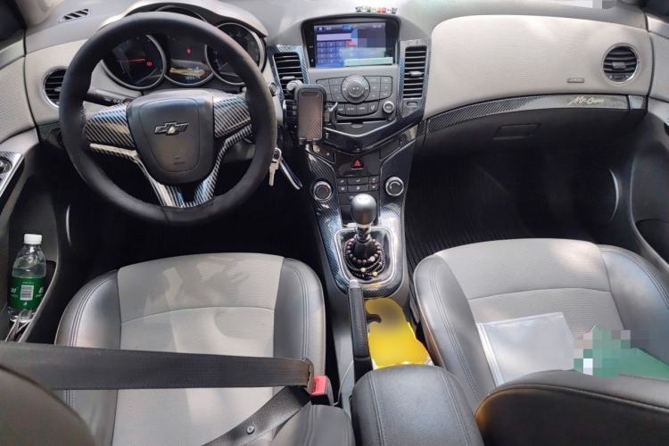 Used Chevrolet Cruze 2013 1.6L SE MT Center Console