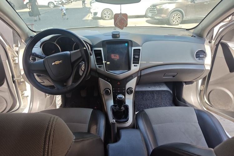 Used Chevrolet Cruze 2013 1.6L SL Sunroof Edition MT Center Console