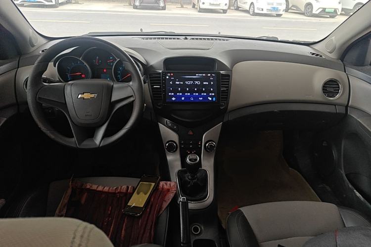 Used Chevrolet Cruze 2013 1.6L SL MT Center Console