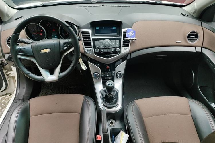 Used Chevrolet Cruze 2013 Hatchback 1.6L Manual Luxury Model Center Console