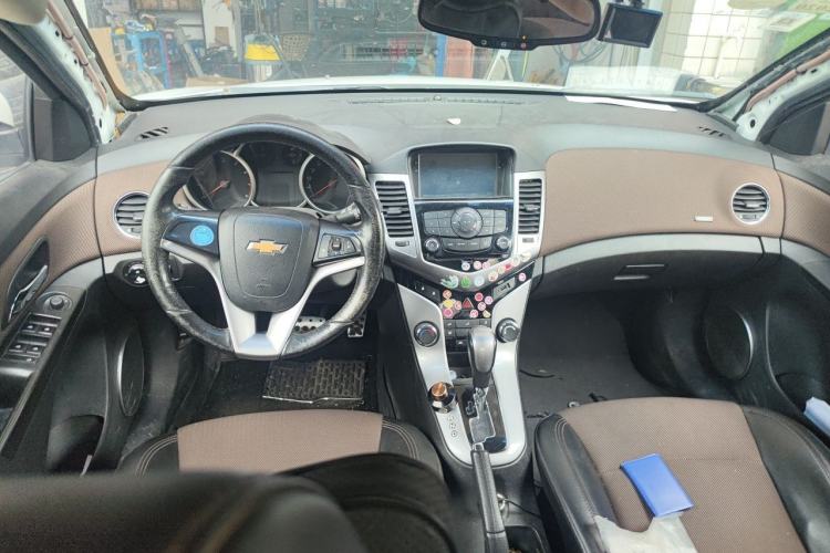 Used Chevrolet Cruze 2013 Hatchback 1.6L Automatic Luxury Model Center Console