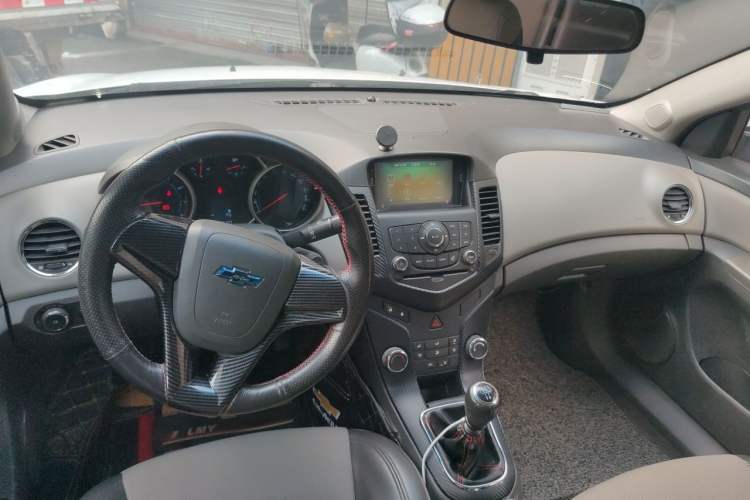 Used Chevrolet Cruze 2013 1.6L SL MT Center Console
