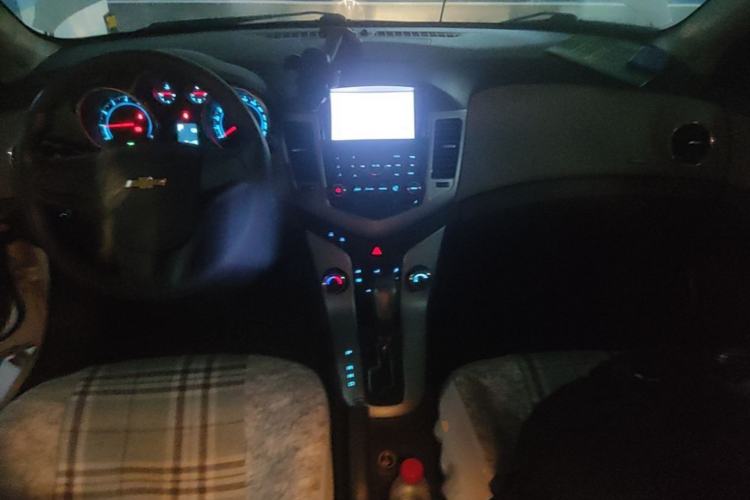 Used Chevrolet Cruze 2013 1.6L SE AT Center Console