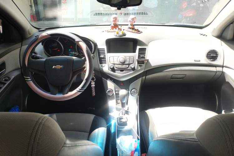 Used Chevrolet Cruze 2013 1.8L SE AT Center Console