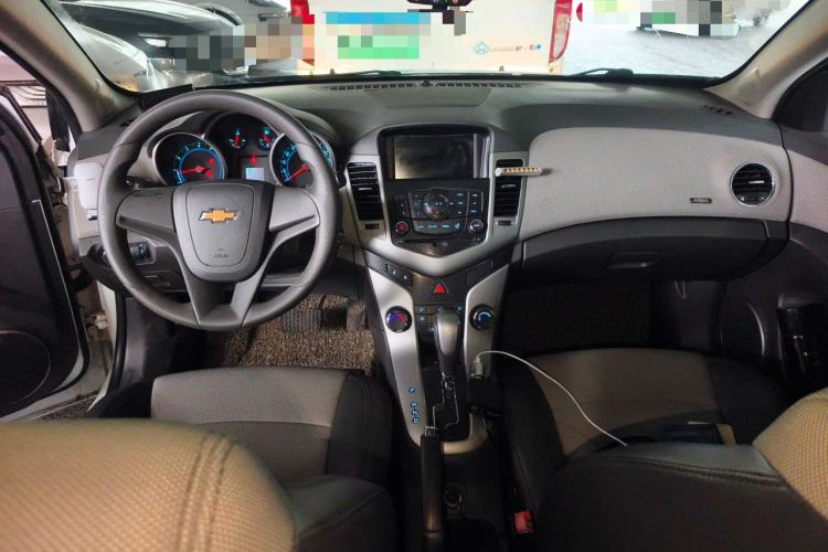 Used Chevrolet Cruze 2013 1.8L SE AT Center Console